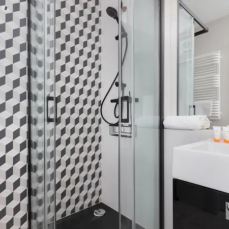 Slaska With Parking & Gym Business District By Renters Apartment *